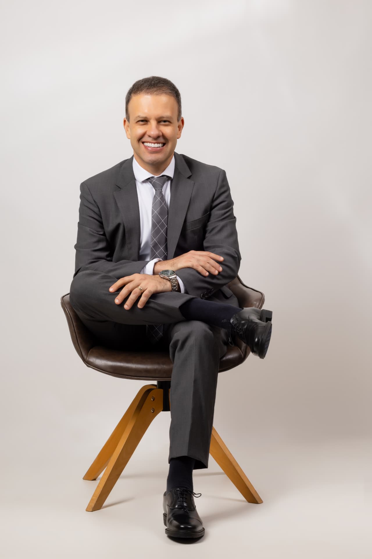 Dr. Rafael Santana Melo em seu consultório